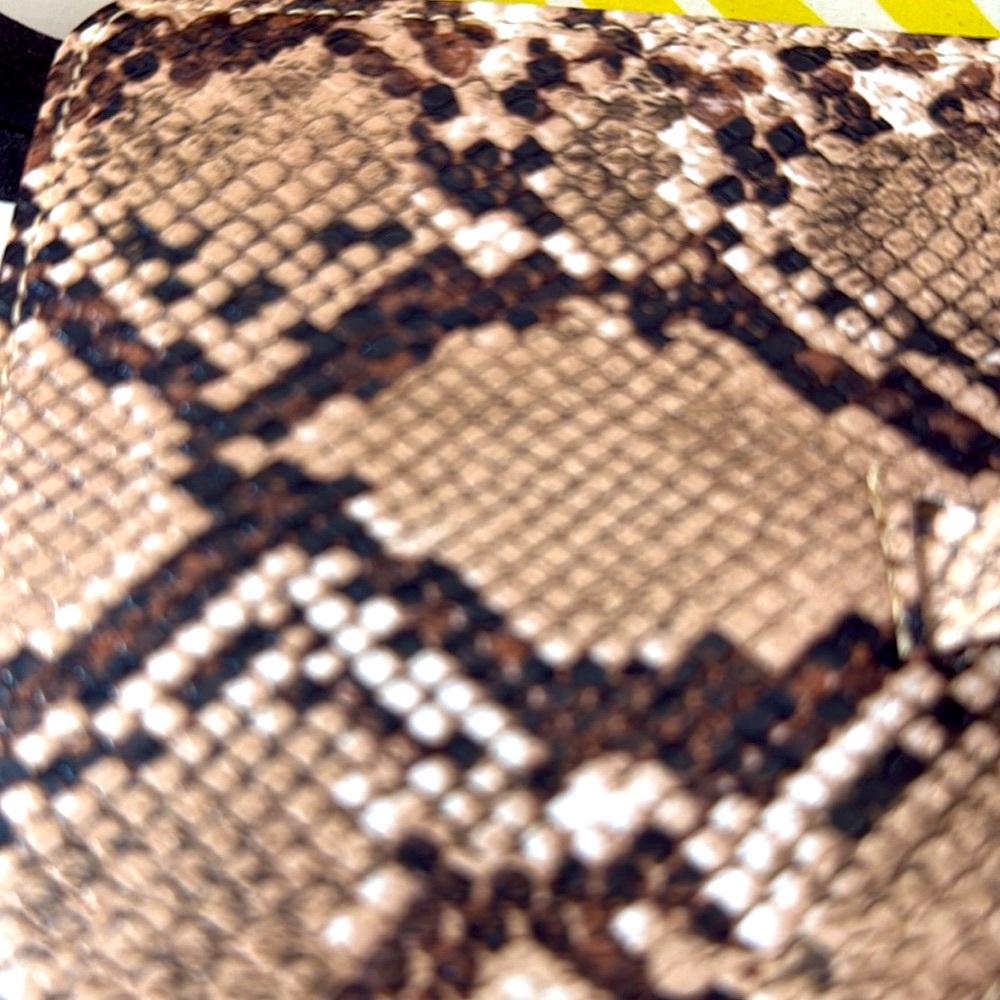 Adjustable Strap, Billfold Like Design, Thin - image 5